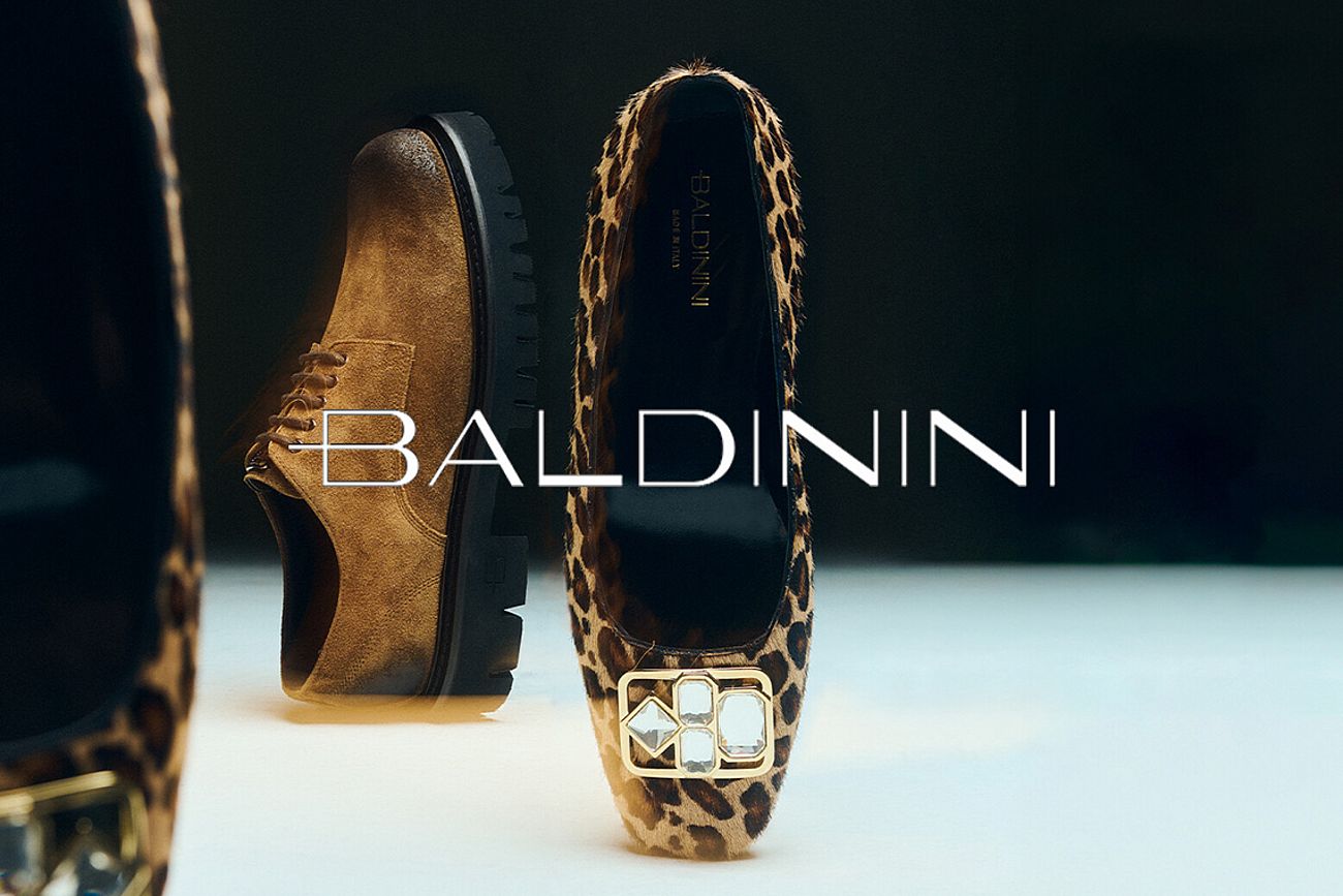 L'immagine mostra una scarpa classica da uomo elegante e un paio di scarpe da donna (ballerine). 