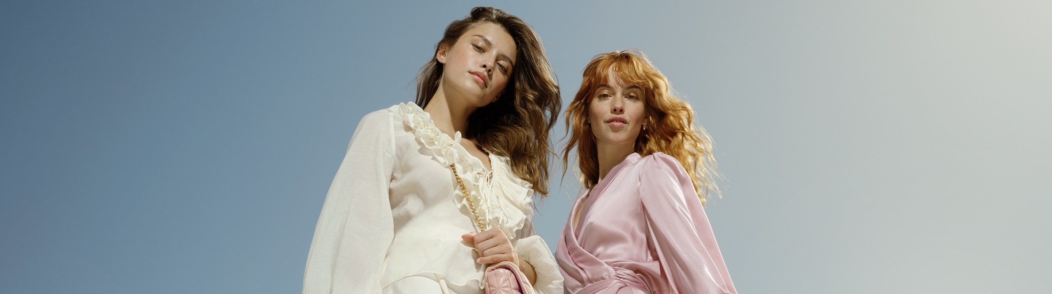 due amiche che fanno shopping insieme felici