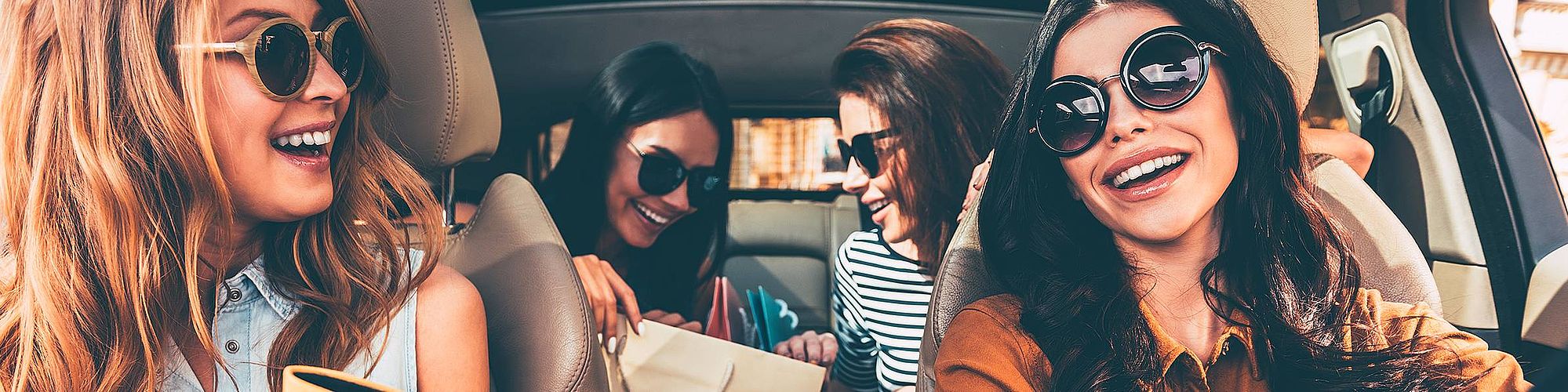 Nella foto sono raffigurate quattro donne in un'auto.