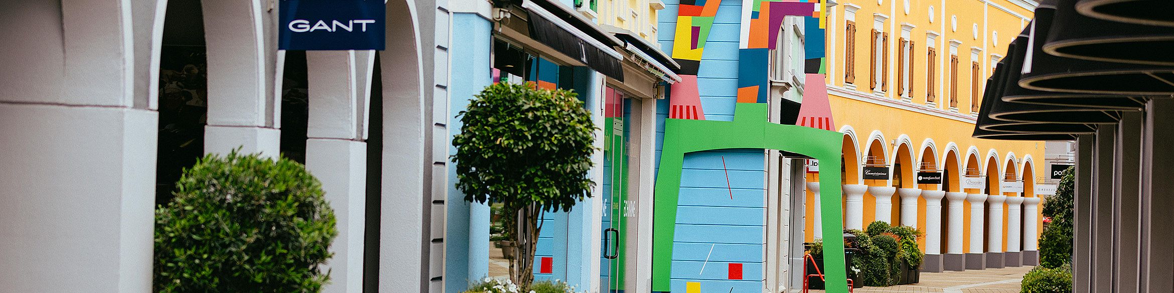 L'immagine mostra una parte dell'area interna del Palmanova Designer Village.