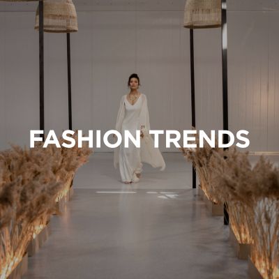 Una donna cammina lungo una passerella. L'immagine funge da teaser per le tendenze della moda.