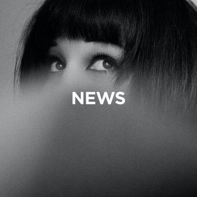 Viene mostrata la parte superiore del viso di una donna. Sono visibili solo la frangia e gli occhi. L'immagine funge da anteprima per la notizia. Il testo della notizia è in inglese.