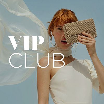 Una donna si copre il viso con una borsetta, nascondendone la metà sinistra. L'immagine viene utilizzata come immagine teaser per il VIP Club e contiene anche il logo.