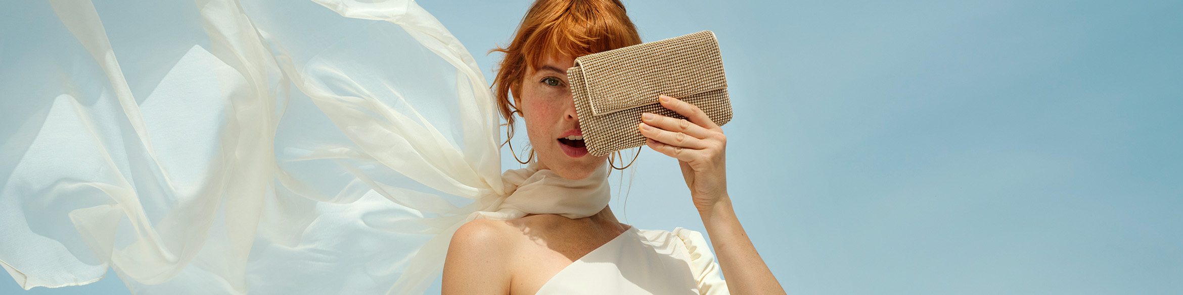 Una donna si copre il viso con una borsa, nascondendone la metà sinistra. L'immagine è utilizzata come immagine di intestazione per la pagina VIP Club e contiene anche i